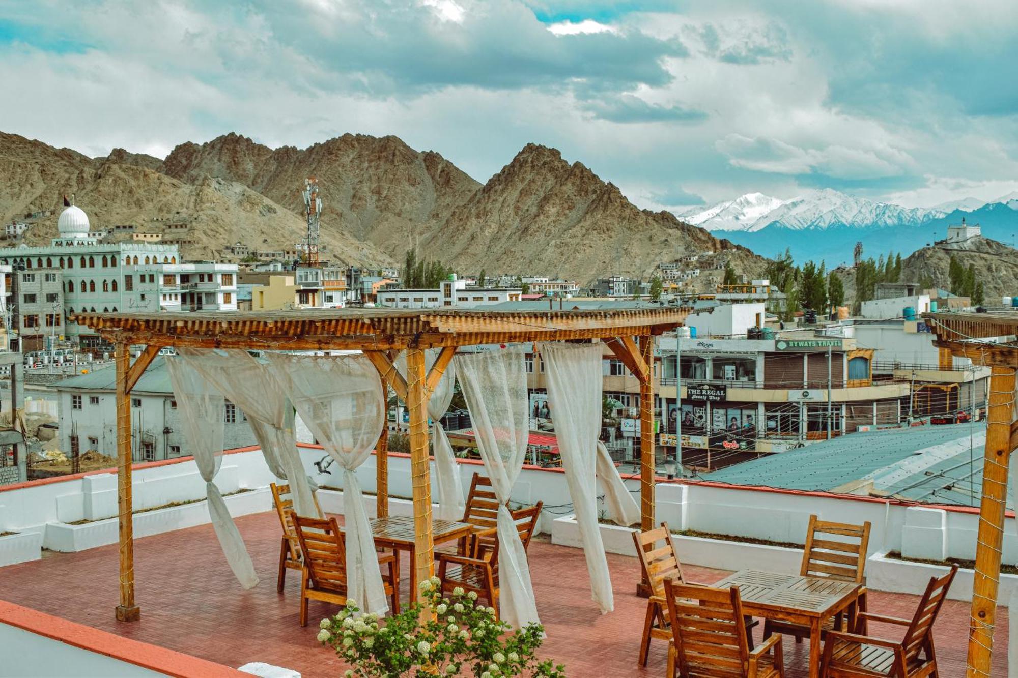 Hotel Lingzi Лех Екстериор снимка